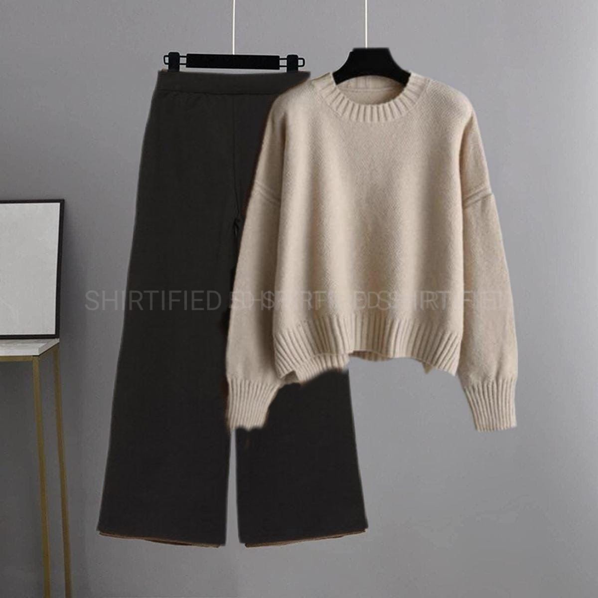 beige sweatshirt plain with black flapper plain