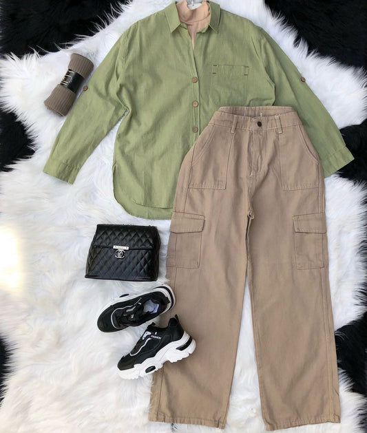 beige wideleg cargo (cotton)pants with pista green button down shirt