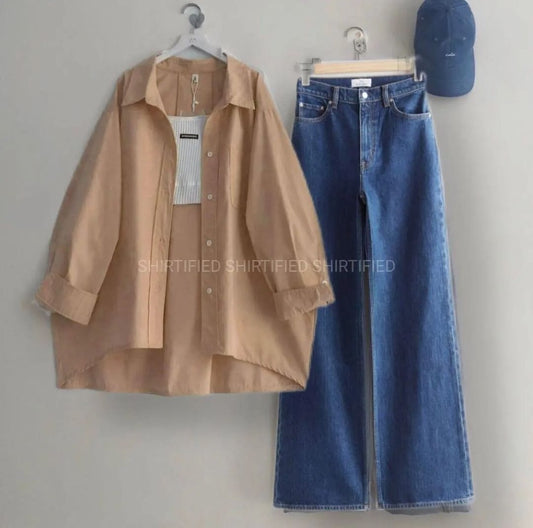 Beige Button down shirt with midblue wideleg jeans